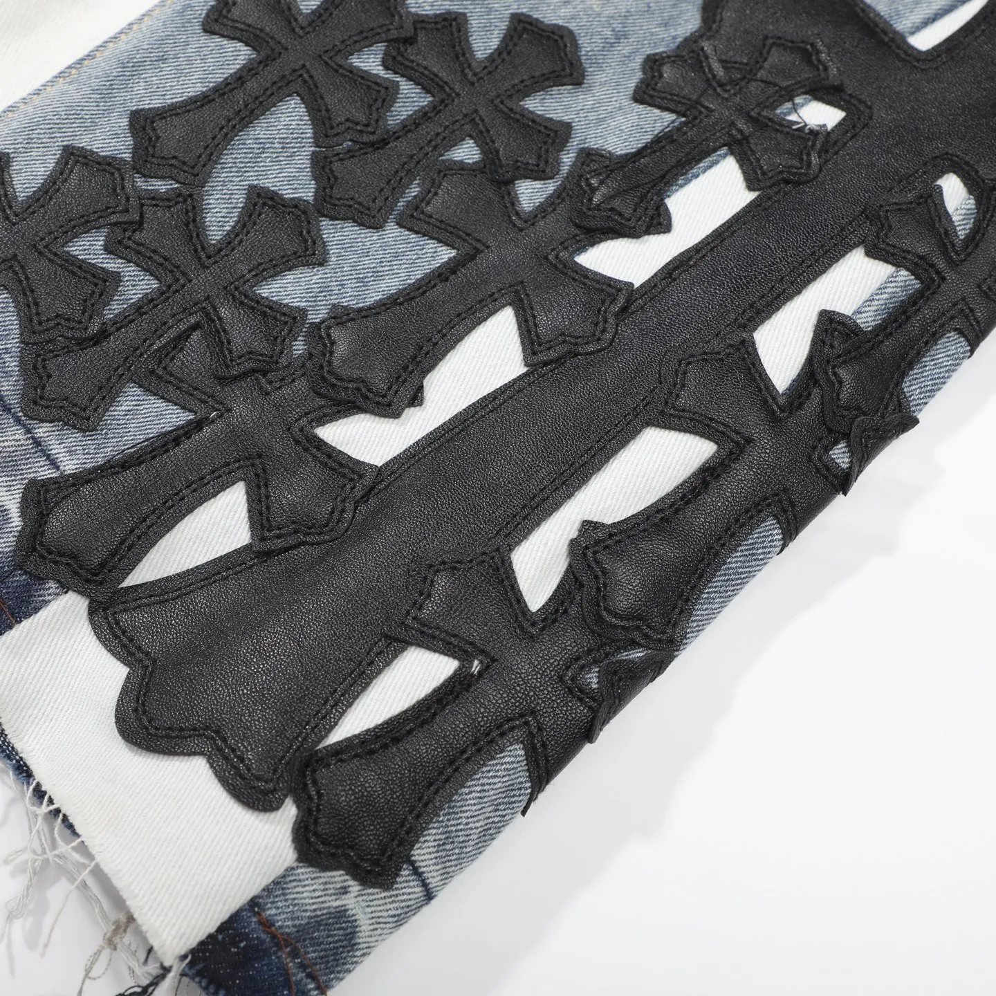 P290 Chrome Hearts Gallery co-branded limited-edition cross-flared flared jeans are a hot item this season and are sought after by countless celebrities and fashionistas. The neat details of the cutting process add color to the playful fashion! The neat and meticulous design, and the well-fitting structure is unique. The upper body not only has outstanding recognition, but also looks younger and younger. A style with the ultimate wearing meaning and performance, gorgeous color matching, and the craftsmanship of this style is also extremely extraordinary. After the finished product is washed, it is disassembled and hand-made with sheepskin cross leather and then spliced ​​together to complete. The whole piece has too many craftsmanship to describe. It is decorated with patchwork cross flowers and high-waisted washed jeans! ! Absolutely high-end luxury product, a god-level single product, a super popular product, made with top heavy industry, a magic weapon that cannot be missed to hit the streets. Size: 28 30 32 34 36 Color: blue